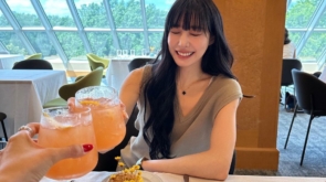 레트로가 다시 유행하며 인기 스타일로 떠오르고 있는 풀뱅. 풀뱅으로 변신해 귀여우면서도 시크한 근황을 전한 티파니의 일상을 함께 봐요!🙌

💡풀뱅에 좋은 효과를 볼 수 있는 얼굴형

• 광대가 없고 갸름한 얼굴형
• 이목구비가 뚜렷한 스타일
• 이마가 넓거나 헤어라인이 예쁘지 않은 사람

📌티파니
• 본명 스테파니 영 황/황미영
• 1989년 8월 1일(34세)
• 연예계 강아지 상의 대표 주자
• 걸그룹 소녀시대, 태티서의 리드보컬

📷@tiffanyyoungofficial