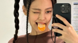 ?????? ???? ?? ????

????? ??? ???, ???? ??? ??? ??? ????? ?????. ?? Y2K ?, ???? ?? ?? ??? ?????

?? ?? ???? (??1,2)
? ?? ???? ? ??? ?? ?? ???? ??????, ?????? ??? ??????. ???? ?? ??? ?? ???? ?? ? ????.

?? ???? ???? (??3)
???? ??? ??? ?? ?? ???? ????? ????? ?? ? ???? ??????. ????? ????? ?? ???? ??? ?? ?????

?? ??? ???? (??4)
??? ??? ?? ???? ? ??????. ?? ?? ??, ???? ?? ????? ????.

?? ???? ???? (??5,6)
????? ??? ?????, ????? ??? ?? ?????? ??? ? ???. ??? ?? ?? ??? ???? ? ????? ?????.

?? @jennierubyjane @taeyeon_ss @minn.__.ju @mimmiiiya